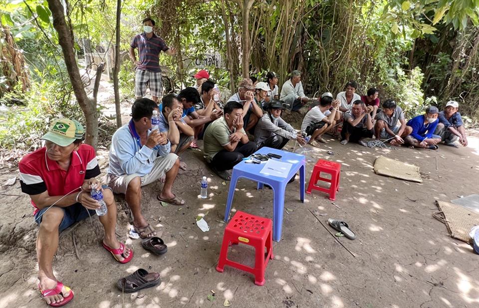Các đối tượng có liên quan tụ điểm đá gà bị bắt giữ. Ảnh: VT