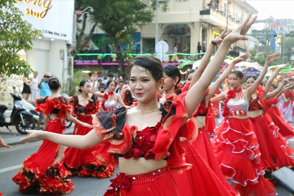 Theo thống kê nhanh, Nhiều chương trình, lễ hội chính đã thu hút hàng chục nghìn khán giả như Chương trình Nghệ thuật Khai màn với khoảng 10.000 khán giả; Lễ hội đường phố “Sắc màu văn hoá” với khoảng 12.000 khán giả, Đêm Gala Chào Huế với gần 8.000 lượt người quan tâm, theo dõi.