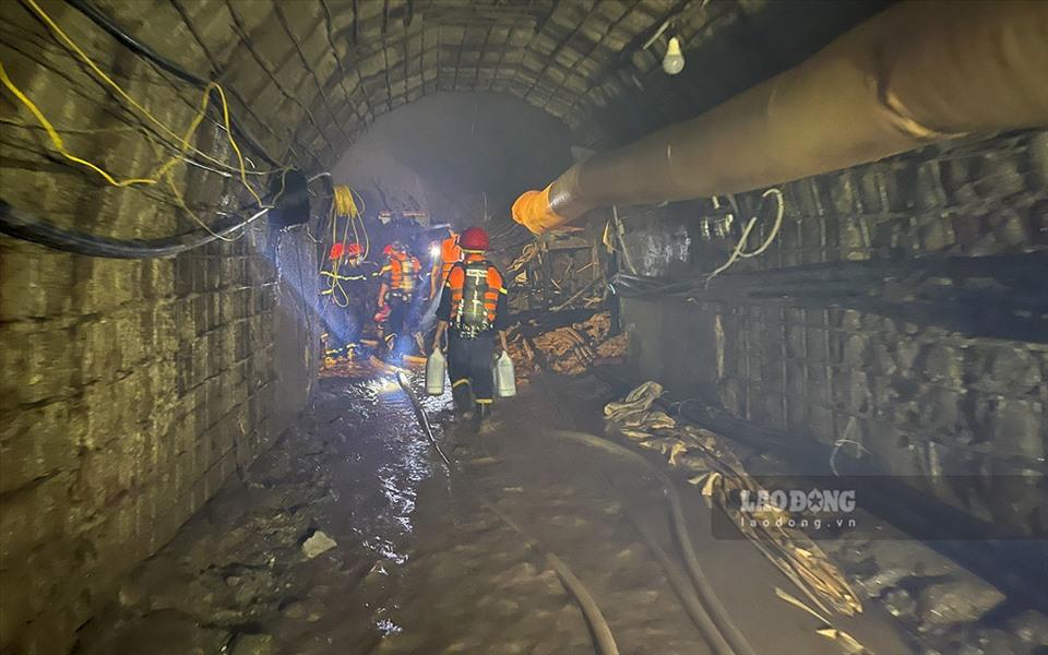 Sáng 4.7, trao đổi với phóng viên Báo Lao Động, ông Bùi Văn Luyện - Chủ tịch UBND huyện Nậm Pồ, tỉnh Điện Biên cho biết: “Hầm thủy điện có chiều dài khoảng 230m, rộng 3m và có độ dốc 5%, hiện nước mới rút được khoảng 70-80m. Lực lượng cứu hộ vẫn đang sử dụng 2 máy bơm công suất lớn để bơm nước ra khỏi hầm, tuy nhiên, lượng nước vẫn còn khác lớn nên nước rút rất chậm“.