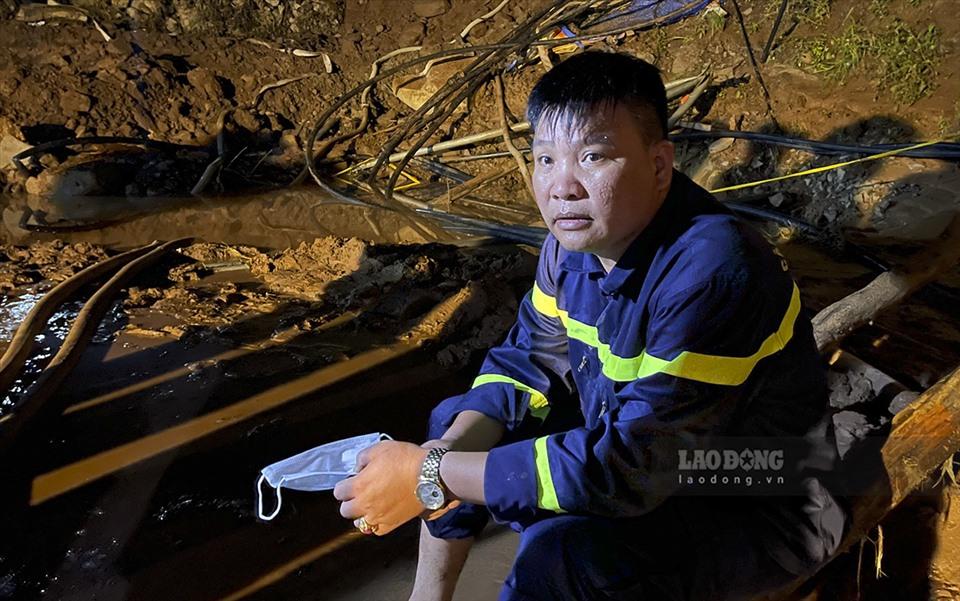 4h30' sáng 4.7, nhiều người đã thấm mệt nhưng công việc tìm kiếm vẫn phải được duy trì liên tục.