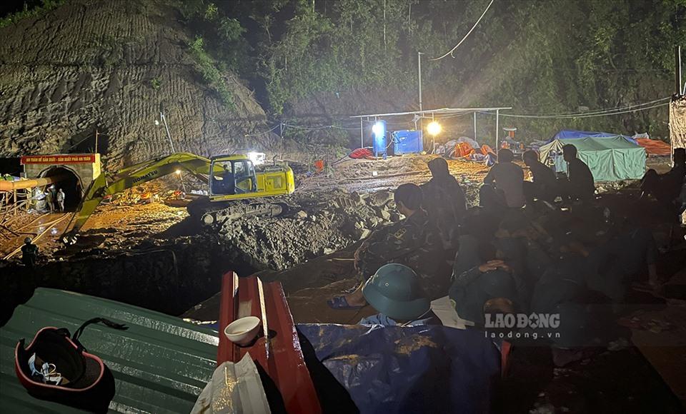 “Đã có 1 chiến sĩ công an bị ngất xỉu phải đưa ra ngoài cấp cứu khi đang thực hiện cứu hộ xuyên đêm trong đường hầm” -Củ tịch UBND huyện Nậm Pồ thông tin.