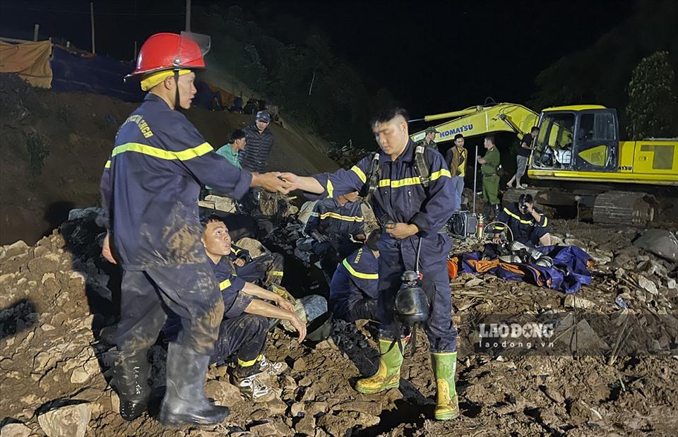 Sáng 4.7, trao đổi với phóng viên Báo Lao Động, ông Bùi Văn Luyện - Chủ tịch UBND huyện Nậm Pồ, tỉnh Điện Biên cho biết: “Hầm thủy điện có chiều dài khoảng 230m, rộng 3m và có độ dốc 5%, hiện nước mới rút được khoảng 70-80m. Lực lượng cứu hộ vẫn đang sử dụng 2 máy bơm công suất lớn để bơm nước ra khỏi hầm, tuy nhiên, lượng nước vẫn còn khác lớn nên nước rút rất chậm“.