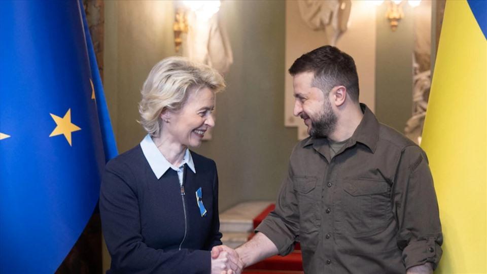 Chủ tịch Ủy ban Châu Âu Ursula von der Leyen và Tổng thống Ukraina Volodymyr Zelensky. Ảnh: Văn phòng Tổng thống Ukraina