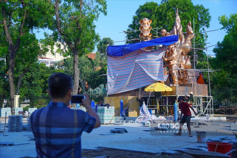 Ông Nguyễn Tuấn Trọng (quận Hai Bà Trưng, Hà Nội) cho biết, vị trí đặt tượng đài  khuất tầm nhìn, vị trí chật hẹp, không có nhiều không gian cho người dân chiêm ngưỡng, chụp ảnh.