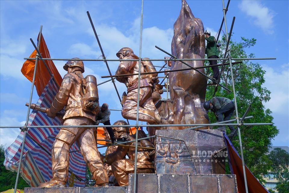 Về lý do tại sao Bộ Công an chọn lực lượng CSGT và Ccảnh sát PCCC để dựng tượng đài, Thiếu tướng Nguyễn Công Bẩy cho biết: “Các lực lượng công an nhân dân nói chung đều vì nhân dân phục vụ. Nhưng trước mắt 2 lực lượng gần gũi nhân dân nhất là lực lượng CSGT và lực lượng cảnh sát PCCC. Đặc biệt, 2 thành phố lớn là Hà Nội và TPHCM rất cần có tượng đài như vậy, việc này cũng để nhắc nhở cho quần chúng nhân dân ý thức hơn trong việc tham giao thông và ý thức trong việc PCCC. Công trình này khánh thành để tuyên truyền cho truyền thống của lực lượng Cảnh sát nhân dân“.
