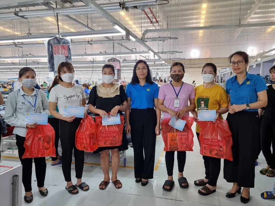 Nghệ An: Trao tã trẻ em cho nữ công nhân nuôi con nhỏ