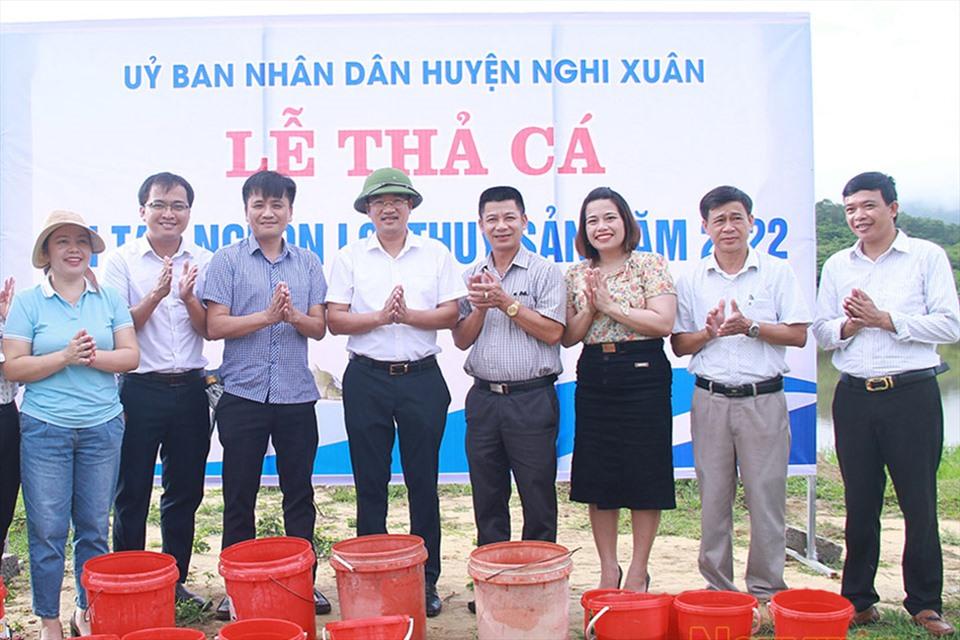 Thả 5 tạ cá xuống đầm tổ chức lễ hội bắt cá truyền thống