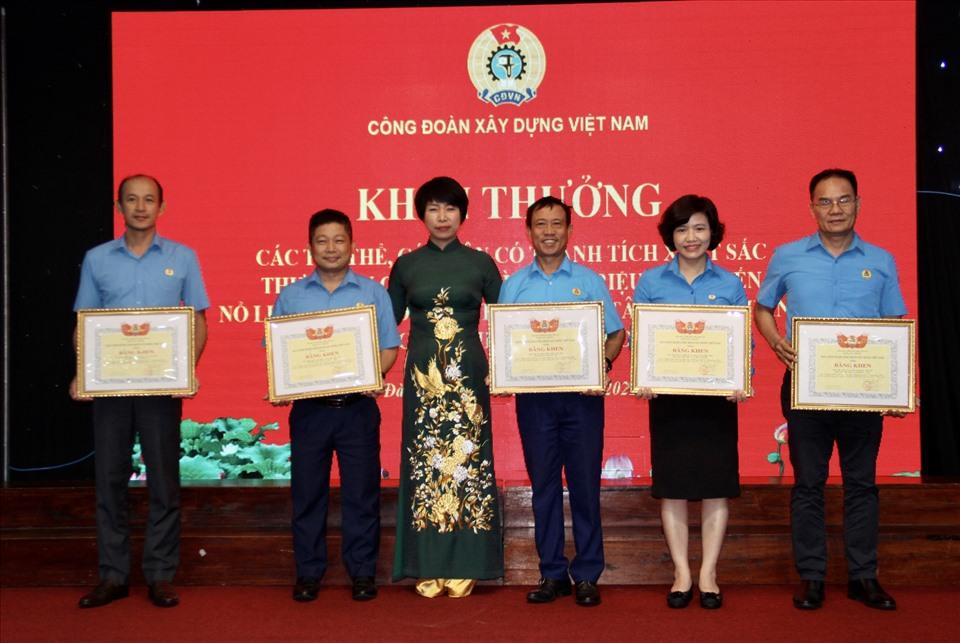 Khen thưởng các tập thể, cá nhân trong chương trình 1 triệu sáng kiến