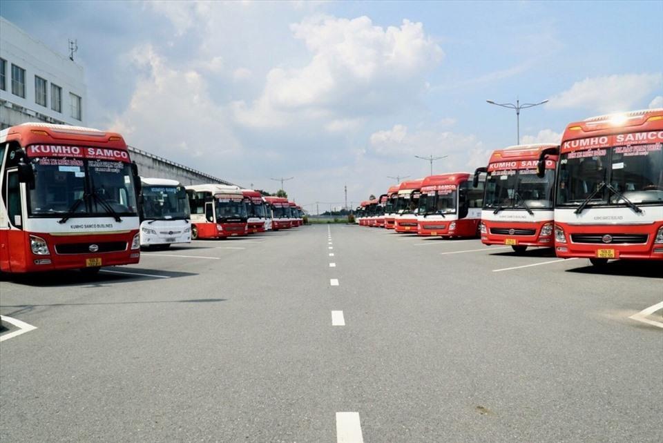 Ôtô ở bãi đậu tại bến xe Miền Đông mới nhưng không có khách,