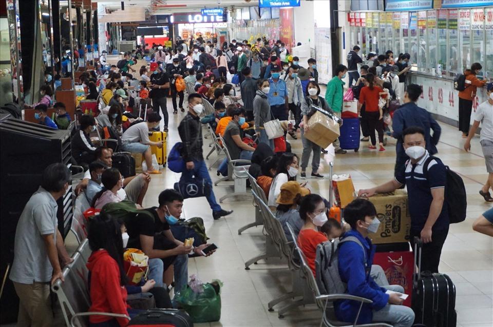 Bến xe Miền Đông hiện hữu (quận Bình Thạnh) tấp nập khách dịp Tết Nguyên đán 2022.  Ảnh: Minh Quân