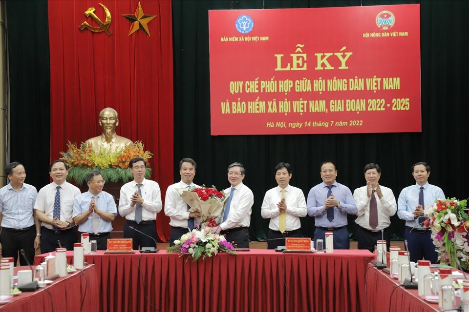 BHXH Việt Nam và Hội Nông dân Việt Nam ký quy chế phối hợp