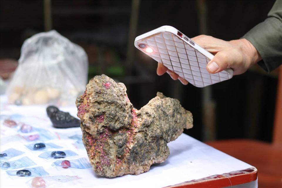 Nhộn nhịp chợ đá quý