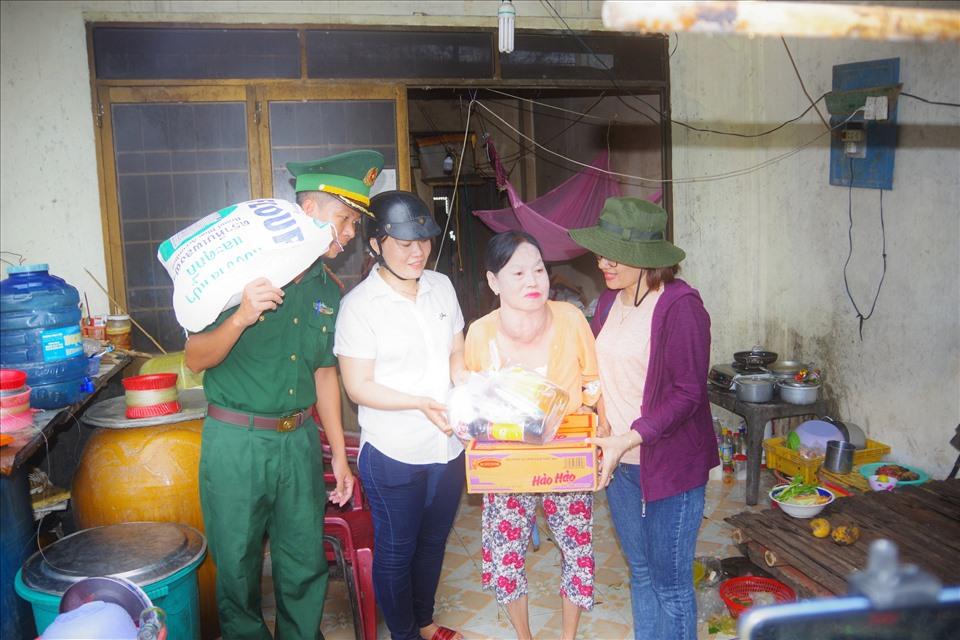 Bộ đội Biên phòng xã đảo xa nhất Kiên Giang hỗ trợ người dân khó khăn