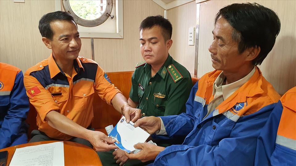 Gặp lốc xoáy, 4 ngư dân Bình Định bị chìm tàu, được cứu nạn kịp thời