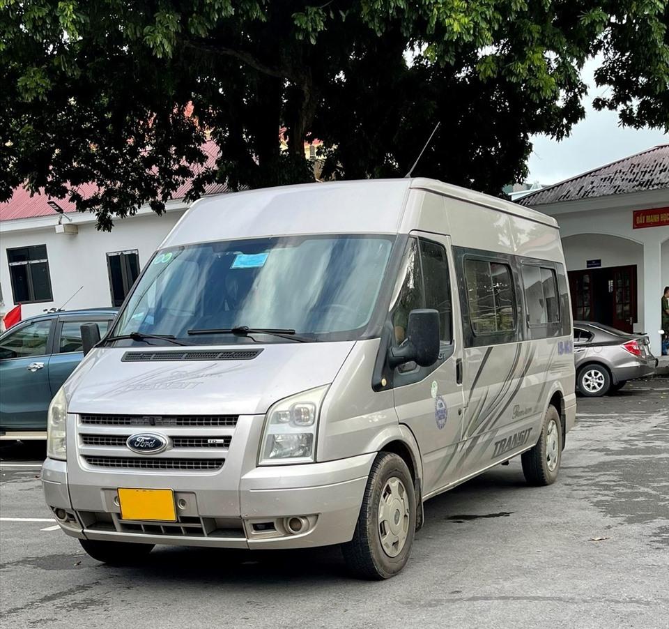 Chiếc xe Ford trong vụ tai nạn cùng tài xế có mặt tại Công an huyện Vân Đồn để phục vụ công tác điều tra. Ảnh: CTV