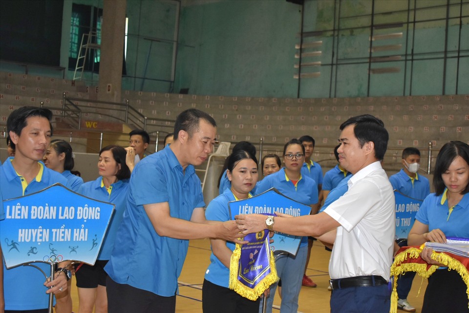 Đại diện lãnh đạo tỉnh Thái Bình và lãnh đạo Liên đoàn Lao động tỉnh trao hoa và cờ lưu niệm cho các đơn vị tham gia giải. Ảnh: T.D