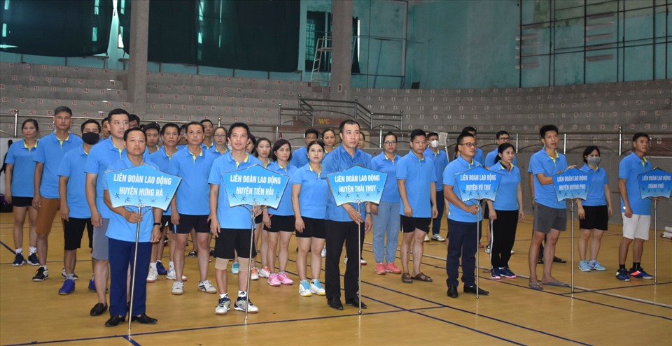 Các đơn vị tham gia giải cầu lông công nhân, viên chức lao động năm 2022. Ảnh: T.D