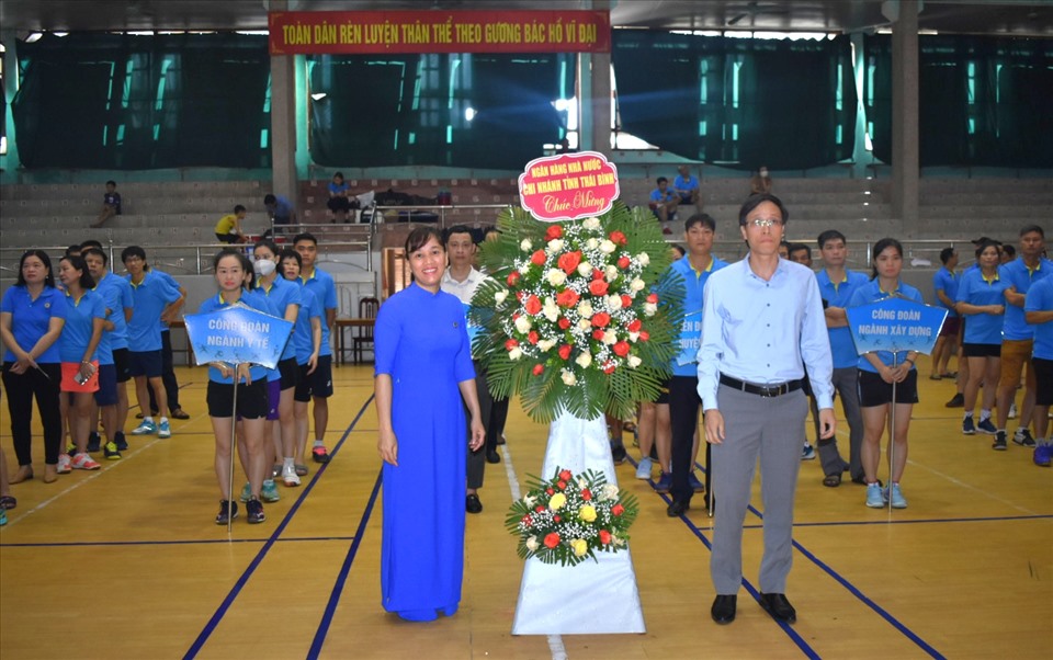 Đại diện lãnh đạo tỉnh Thái Bình tặng hoa chúc mừng Ban tổ chức giải. Ảnh: T.D