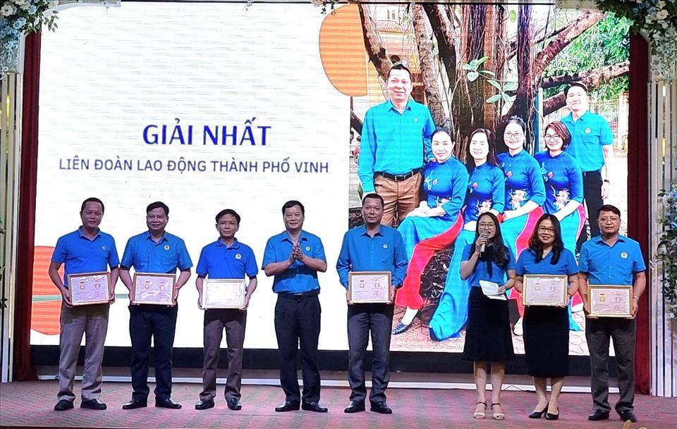 Khen thưởng các tập thể xuất sắc trong cuộc thi ảnh “Nét đẹp công nhân“. Ảnh: QĐ