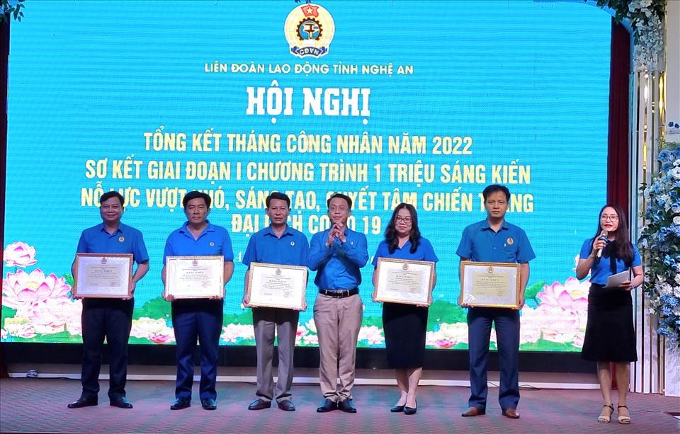 LĐLĐ tỉnh Nghệ An trao Bằng khen cho 5 tập thể xuất sắc. Ảnh: QĐ