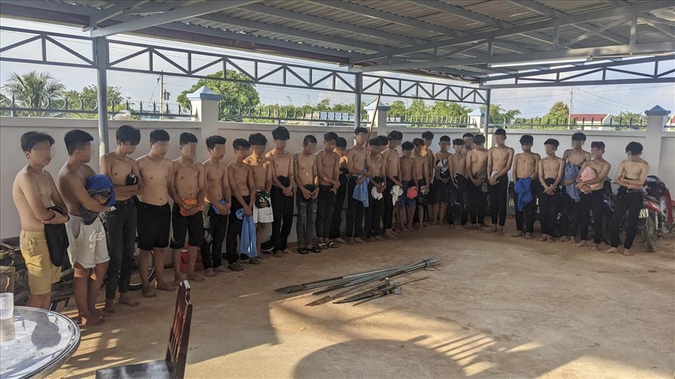 Các thanh niên bị đưa về trụ sở công an làm việc. Ảnh: CTV