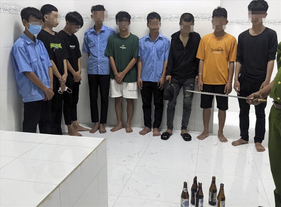 Ngoài hung khí dao, kiếm còn có cả bom xăng tự chế. Ảnh: CTV