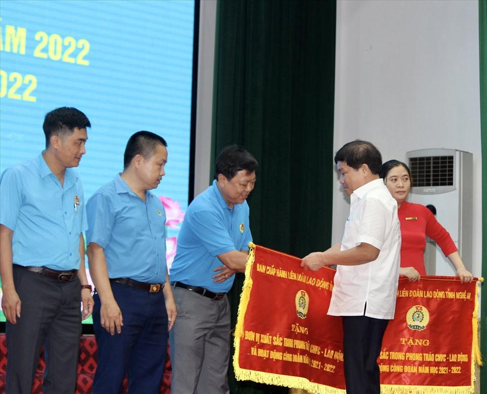 Liên đoàn Lao động tỉnh đã tặng Cờ thi đua xuất sắc của Ban chấp hành Liên đoàn Lao động tỉnh Nghệ An cho 5 tập thể vì có thành tích xuất sắc trong phong trào thi đua lao động giỏi và xây dựng tổ chức Công đoàn vững mạnh năm học 2021 - 2022. Ảnh: Minh Khuê
