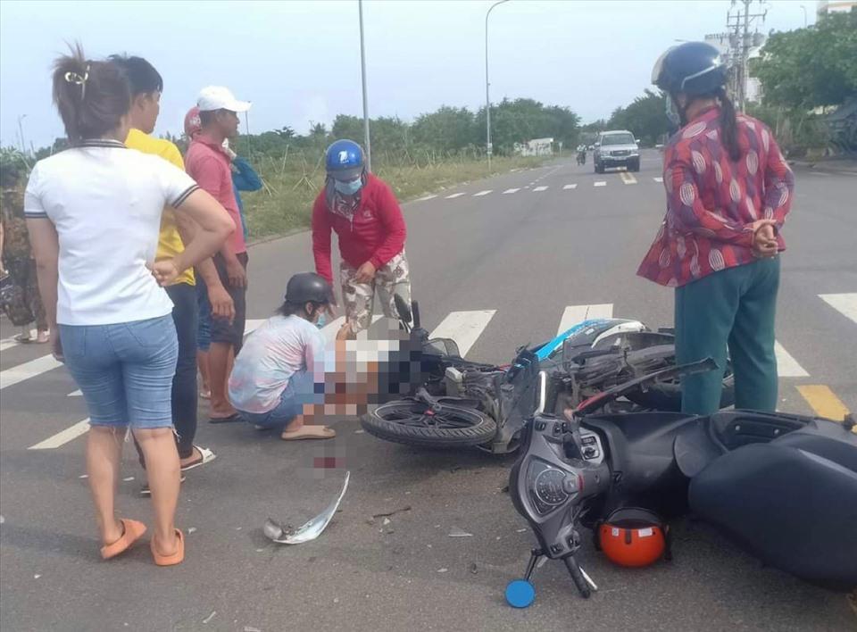 2 xe máy nằm giữa đường. Ảnh: CTV