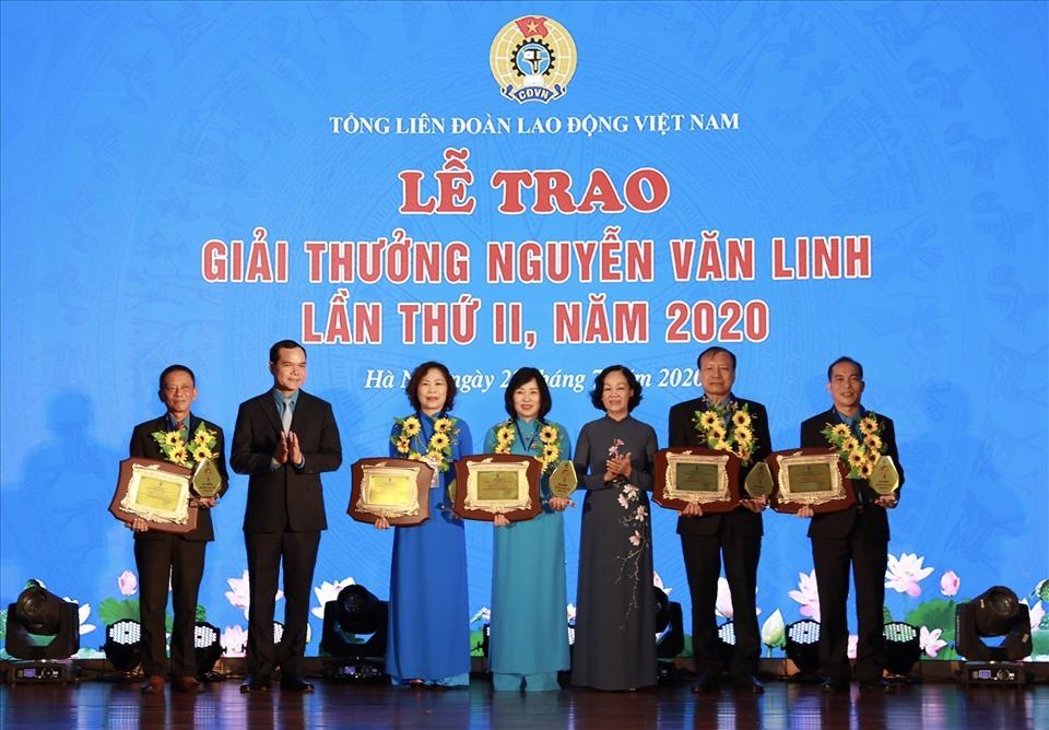 Tổng LĐLĐVN tổ chức trao Giải thưởng Nguyễn Văn Linh lần thứ III: Tôn vinh cán bộ Công đoàn có thành tích xuất sắc tiêu biểu, có nhiều sáng kiến, sáng tạo