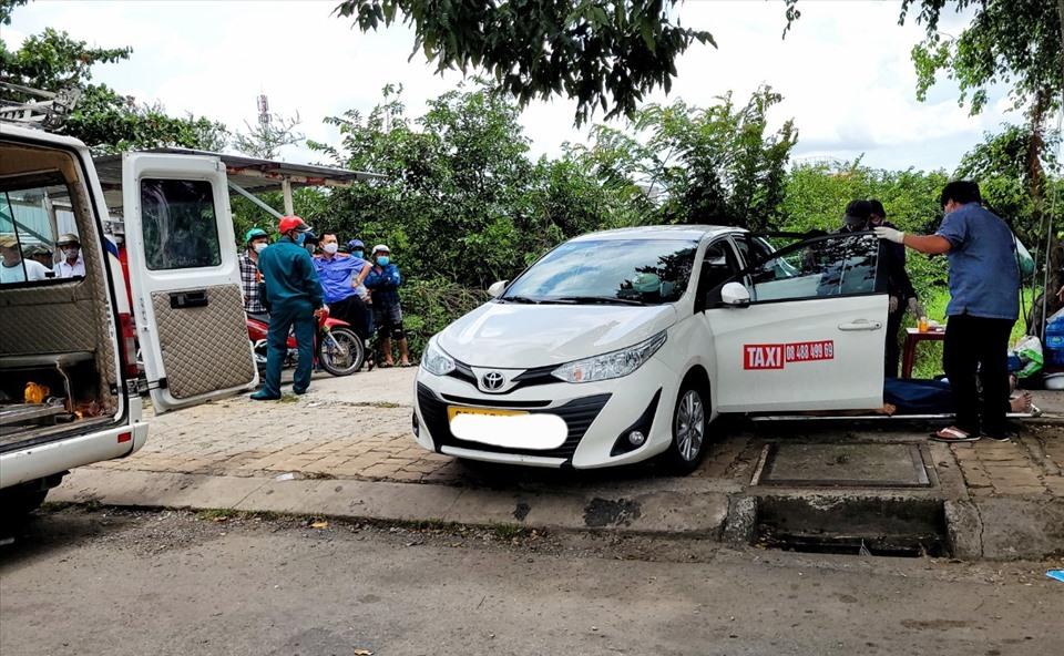 Kiểm tra xe taxi đậu qua đêm bên lề đường, phát hiện tài xế đã tử vong