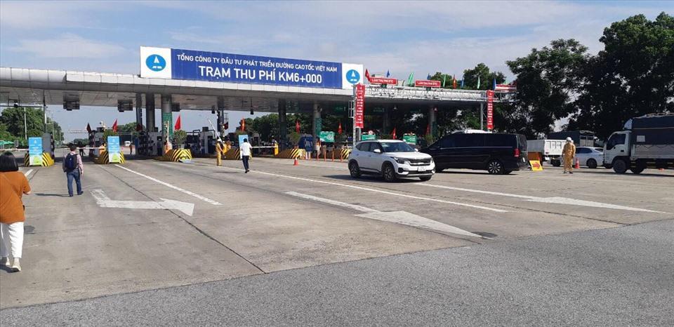 Nhiều phương tiện chưa dán thẻ ETC vẫn đi vào cao tốc, gây ùn ứ