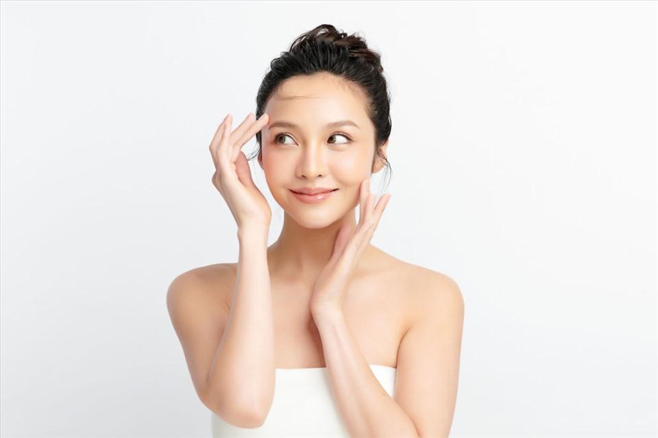 Làn da có sự cải thiện rõ rết khi uống nước đúng cách. Ảnh: Xinhua