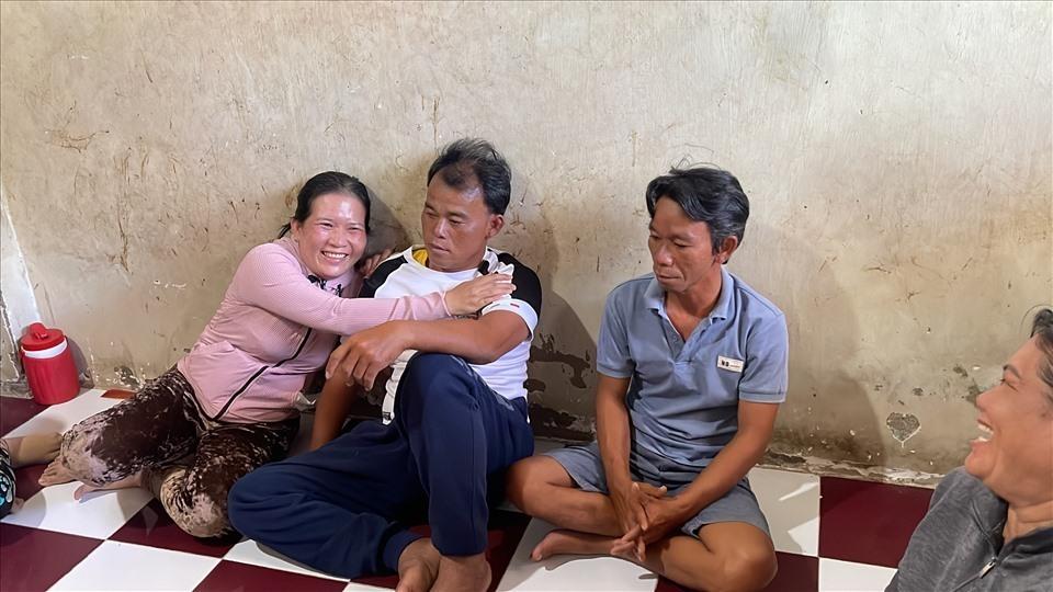 Ngư dân được cứu vớt về đến nhà trong vòng tay gia đình. Ảnh: DT