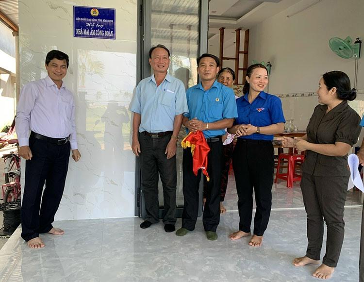 Bình Định bàn giao nhà “Mái ấm Công đoàn” cho người lao động