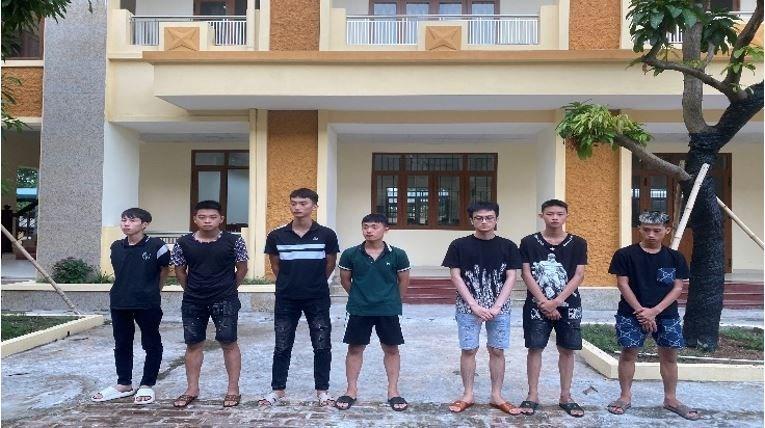 Nhóm thanh thiếu niên tụ tập gây rối trật tự công cộng.
