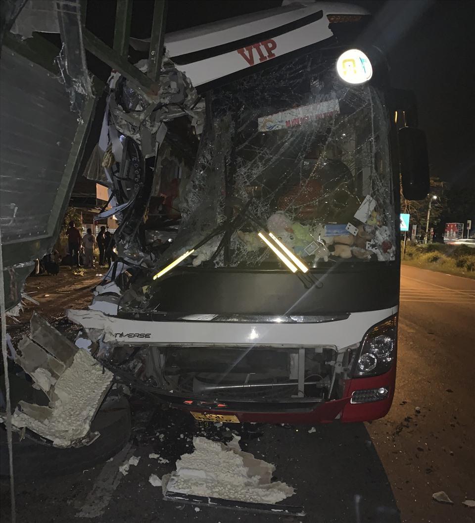 Đầu xe khách bẹp dúm, biến dạng. Ảnh: CTV