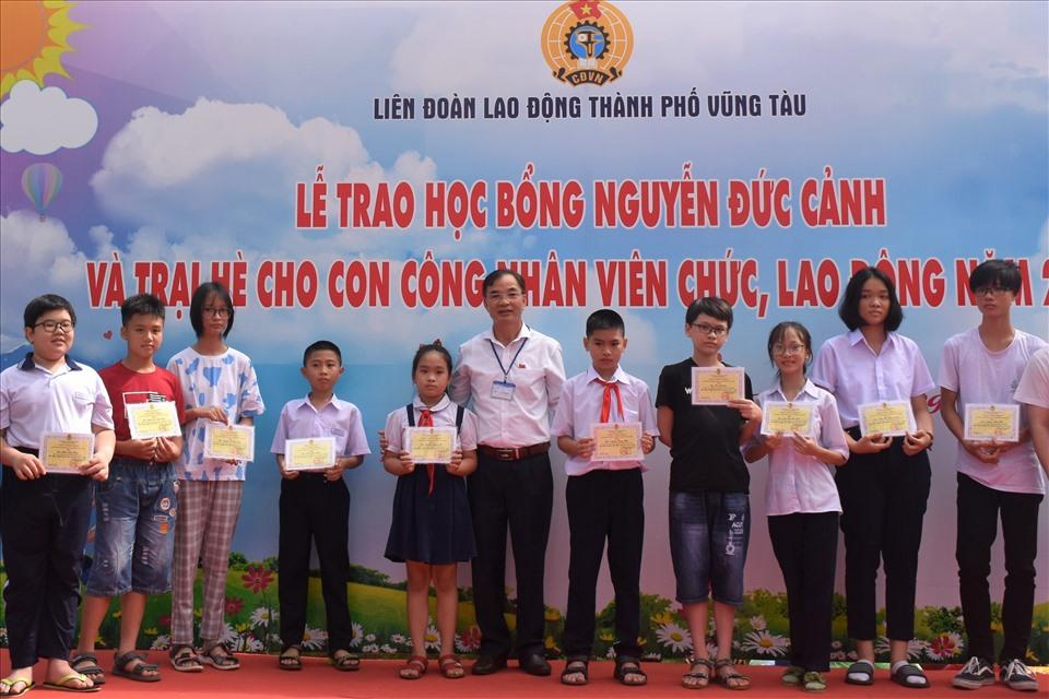 Tổ chức trại hè, trao học bổng Nguyễn Đức Cảnh cho 169 học sinh con CNVCLĐ