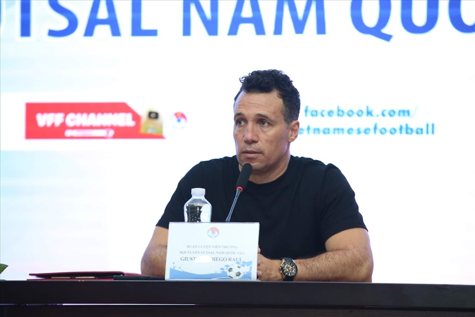 Ông Giustozzi đánh giá cao trình độ và tiềm năng phát triển của futsal Việt Nam. Ảnh: H.A