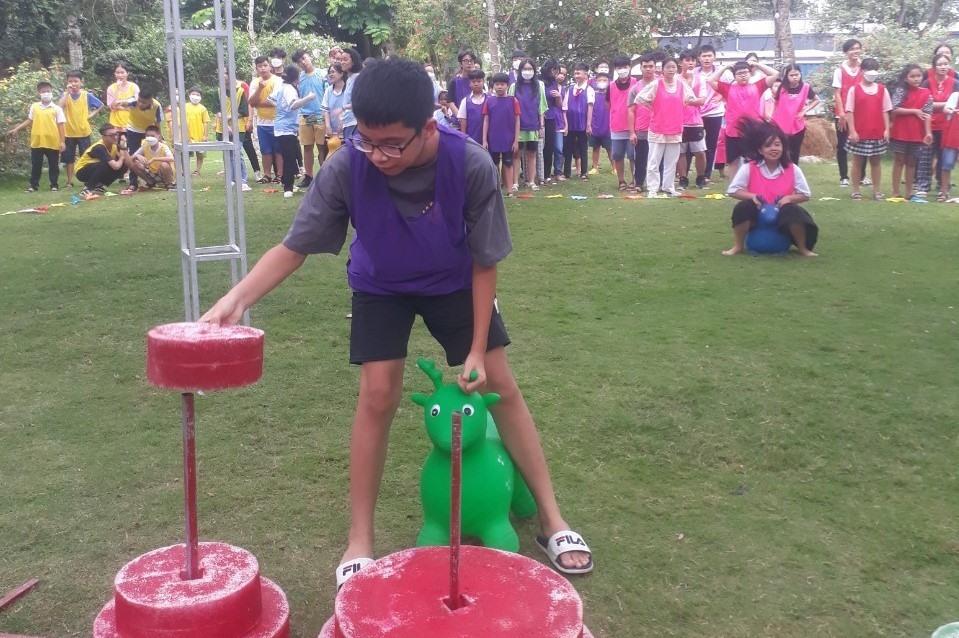 Các em học sinh tham gia trò chơi vận động tại trại hè.
