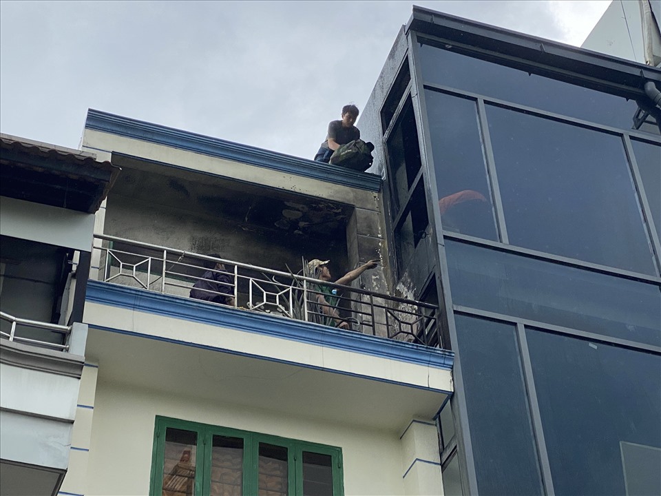 TPHCM: Căn nhà 3 tầng bốc cháy do tia lửa hàn xì của nhà bên cạnh