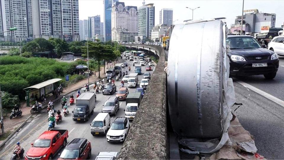 Bộ GTVT chỉ đạo nóng sau vụ cuộn thép hàng chục tấn rơi trên đường