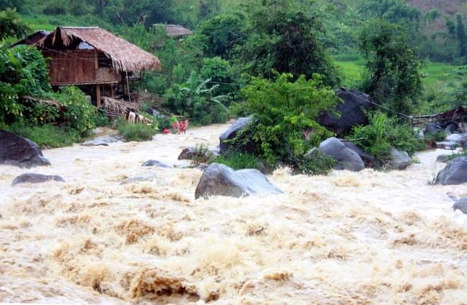 Mưa lũ lớn ở Hòa Bình: Ngã xuống mương, bé gái 4 tuổi tử vong
