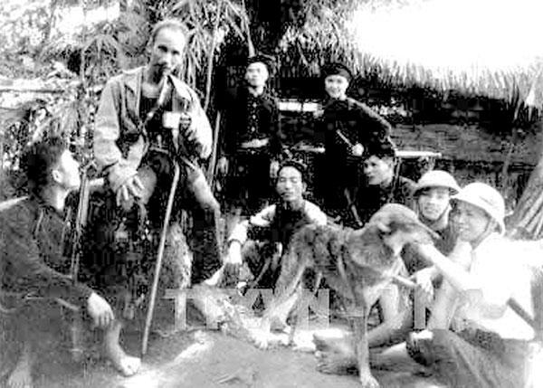 “Một dân tộc không tự lực cánh sinh mà cứ ngồi chờ dân tộc khác giúp đỡ thì không xứng đáng được độc lập.” – Hồ Chí Minh (Ngày 13/7/1952)