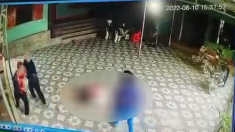 Thời điểm xảy ra vụ việc người chủ nhà bị đâm chết. Ảnh: Cắt từ clip