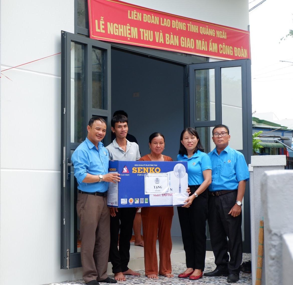 Bàn giao nhà cho gia đình bà Nguyễn Thị Thu.