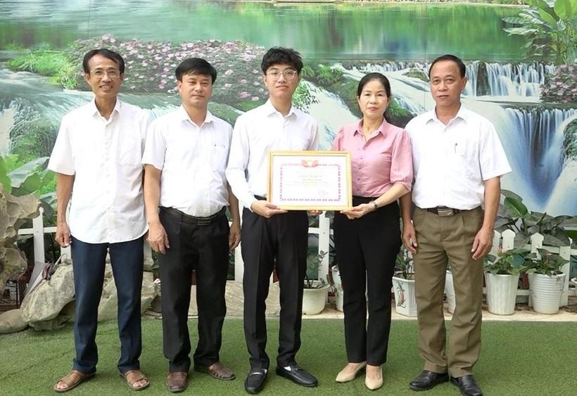 Cậu học sinh người Tày