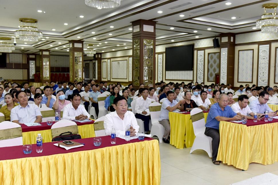 Đại biểu lắng nghe các nội dung tập huấn. Ảnh: NT.