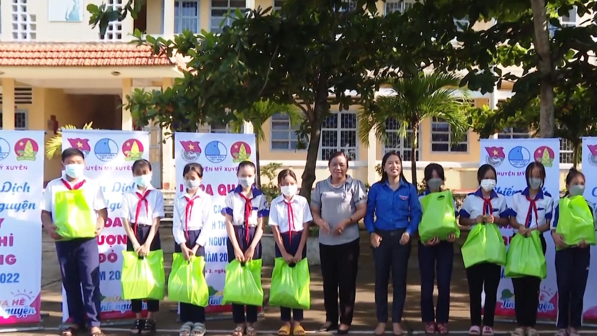 Tỉnh đoàn Sóc Trăng tặng quà cho học sinh có hoàn cảnh khó khăn
