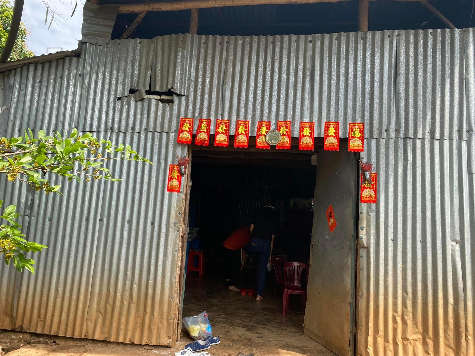 Ngôi nhà trước đây của chị Chi được dựng tạm bằng tôn. Ảnh: CĐ Pousung