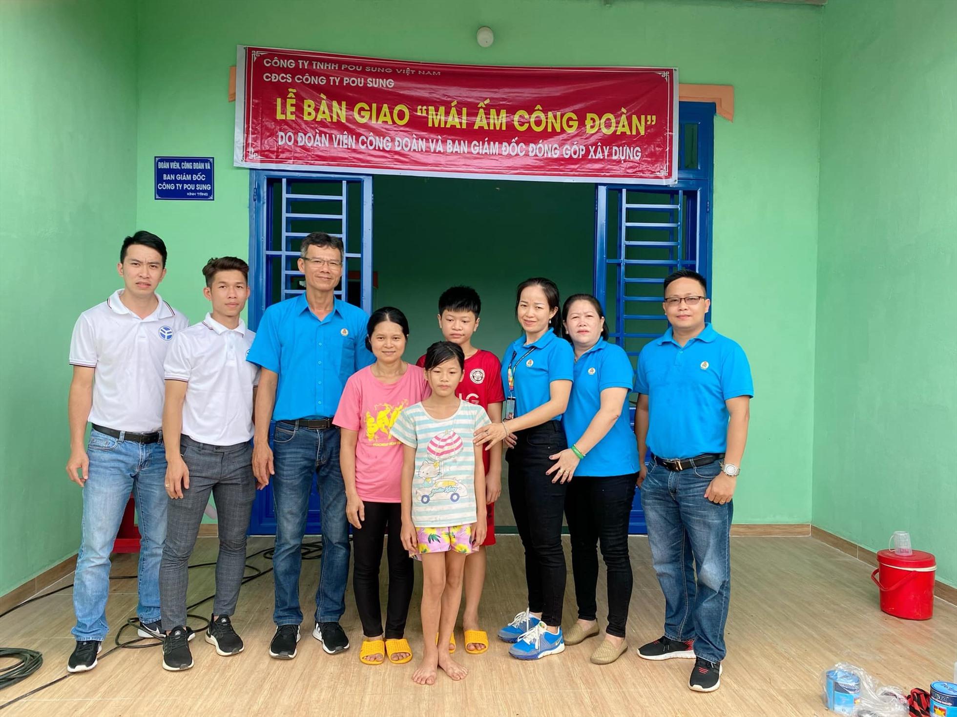Trao mái ấm công đoàn giúp công nhân xoá nhà tạm dựng bằng tôn